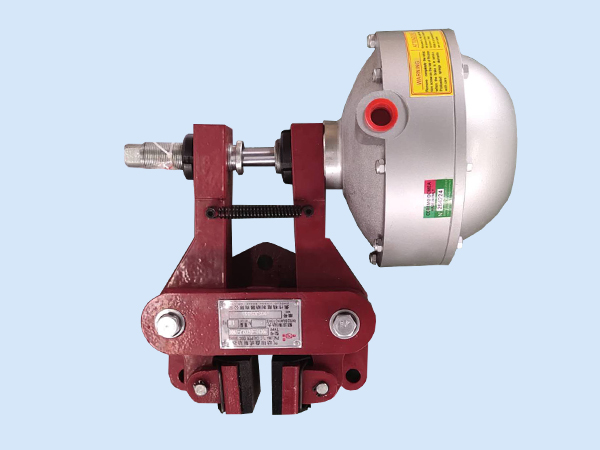 2、圖二為QDE常閉式鉗盤式制動(dòng)器，比較常用在較大扭矩的剎車，如鋼材加工設(shè)備等；